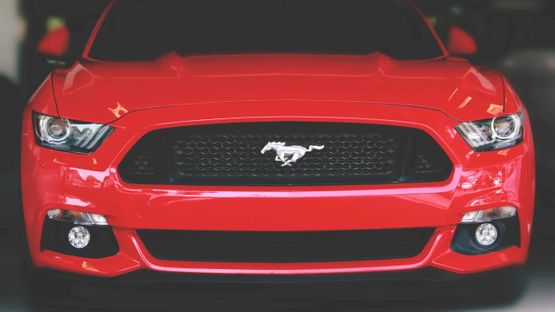 Fronten til en rød bil